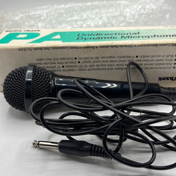 Radio Shack Unidirectional Dynamic Microphone - Picture 2 of 3